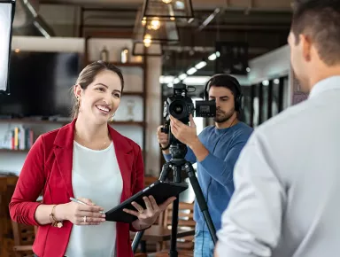 Attaché de presse effectuant une interview avec cadreur et lumières