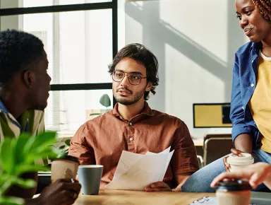 Réunion entre collègues dans un bureau