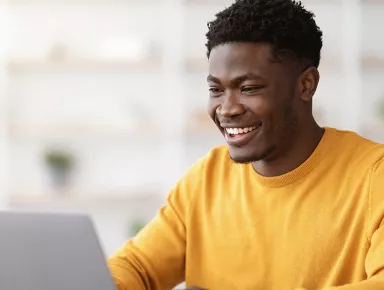 Chef de projet assis au bureau, tapant sur le clavier d'un ordinateur portable