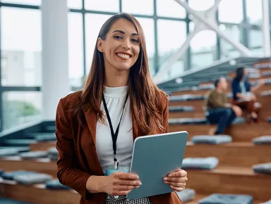 femme d'affaires assistant à une conférence dans un amphithéâtre