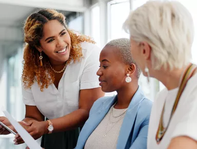 Équipe de femmes d'affaires discutant des données de vente, de publicité ou de marketing