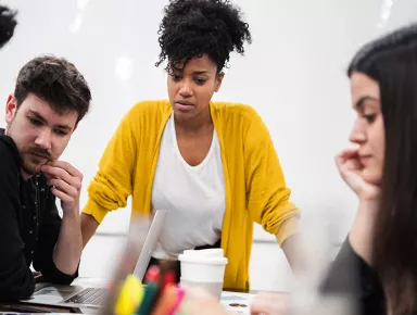 Femme manager dirigeant une réunion de brainstorming.