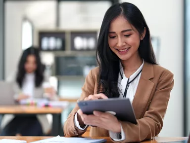 Rédactrice analysant des documents dans un bureau