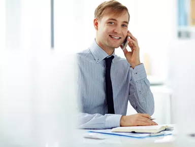 Jeune consultant parlant au téléphone sur son lieu de travail