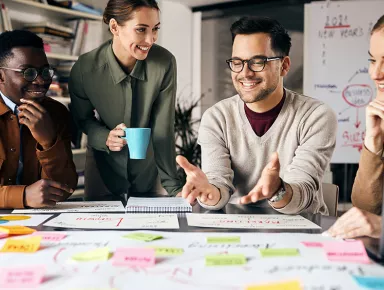 Équipe dans un burea travaillant sur un nouveau projet d'entreprise au bureau.