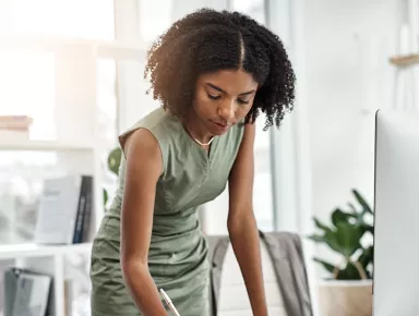 Femme travaillant sur un ordinateur