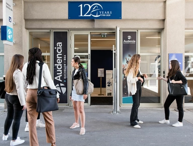 Jeunes étudiants devant un bâtiment