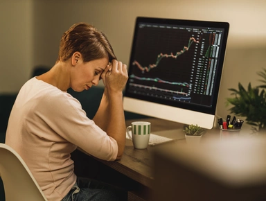 Femme stressée devant son ordinateur, ordinateur avec un graphique de croissance