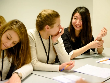 Etudiants programme Grande Ecole en travail de groupe