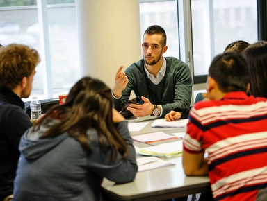 Etudiants programme Grande Ecole en travail de groupe