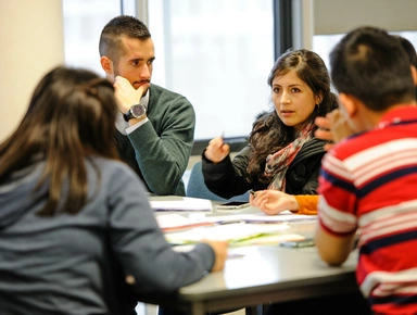 Etudiants programme Grande Ecole en travail de groupe