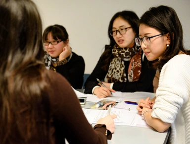 Etudiants programme Grande Ecole en travail de groupe