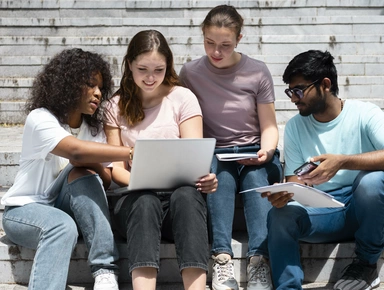 Etudiants qui révisent leur examen