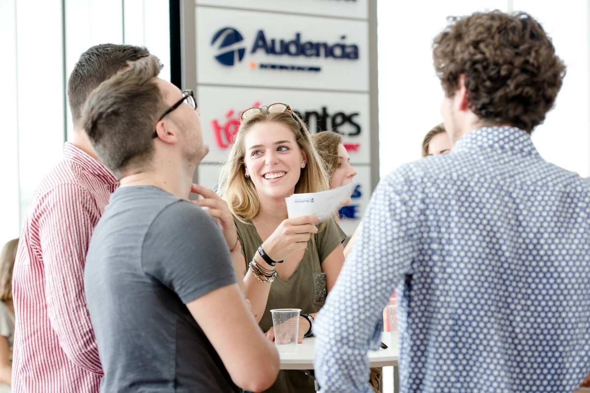 Des étudiants SciencesCom discutant au Mediacampus