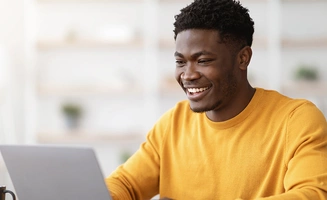 Chef de projet assis au bureau, tapant sur le clavier d'un ordinateur portable