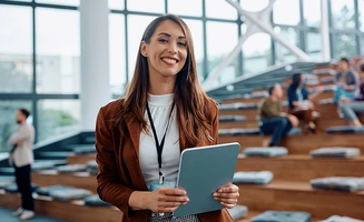 femme d'affaires assistant à une conférence dans un amphithéâtre