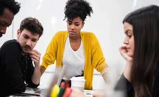 Femme manager dirigeant une réunion de brainstorming.