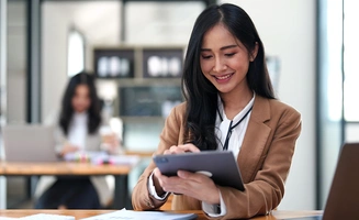 Rédactrice analysant des documents dans un bureau