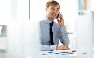 Jeune consultant parlant au téléphone sur son lieu de travail