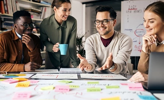 Équipe dans un burea travaillant sur un nouveau projet d'entreprise au bureau.