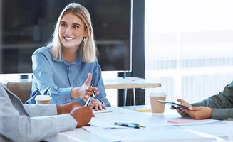 Responsable de la communication effectuant une présentation face à deux collègues