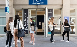 Jeunes étudiants devant un bâtiment