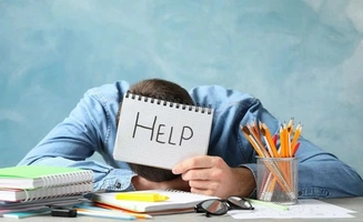 Étudiant en pleine révision du TAGE MAGE, entouré de nombreux livres. Il soulève une feuille avec le mot « help ». Illustration du défi de la préparation intense pour l'examen, symbolisant le besoin d'assistance et de conseils. Il a besoin de lire les 10 Conseils Pratiques pour réussir le TAGE MAGE.