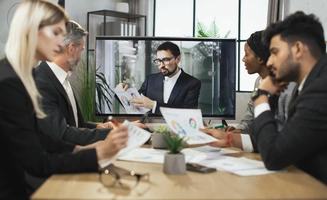 Personnes en réunion virtuelle