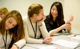 Etudiants programme Grande Ecole en travail de groupe