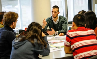 Etudiants programme Grande Ecole en travail de groupe