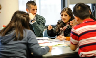 Etudiants programme Grande Ecole en travail de groupe