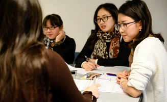 Etudiants programme Grande Ecole en travail de groupe