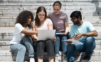 Etudiants qui révisent leur examen