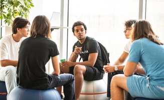 Journée portes ouvertes étudiant en discussion