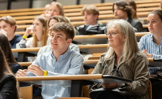 Candidats et parents dans un amphi Audencia