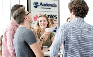 Des étudiants SciencesCom discutant au Mediacampus