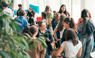 Groupe d'étudiant dans le hall du Mediacampus à Audencia