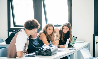 Des étudiants travaillant en groupe dans une salle de cours