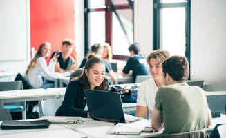 Groupe d'étudiants travaillant ensemble