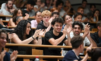 Des étudiants souriants d'Audencia dans un amphithéâtre