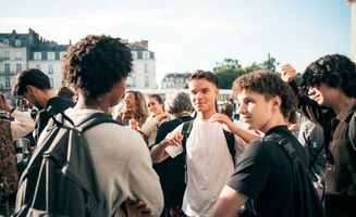 Un groupe d'étudiant discutant en extérieur