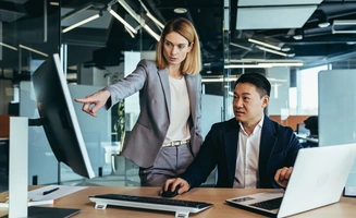 Patronne discutant avec un employé