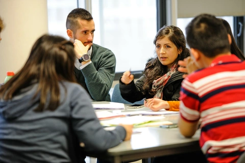 Etudiants programme Grande Ecole en travail de groupe