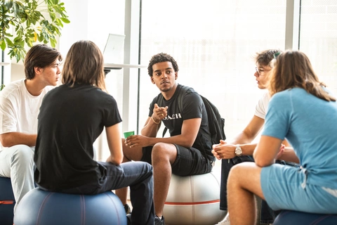 Journée portes ouvertes étudiant en discussion