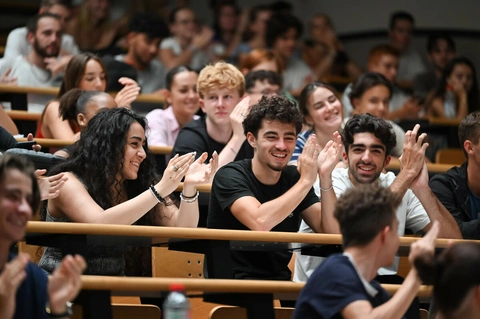 Des étudiants souriants d'Audencia dans un amphithéâtre