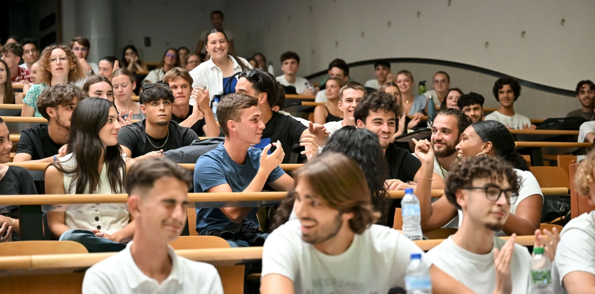 Etudiants en cours en amphithéâtre