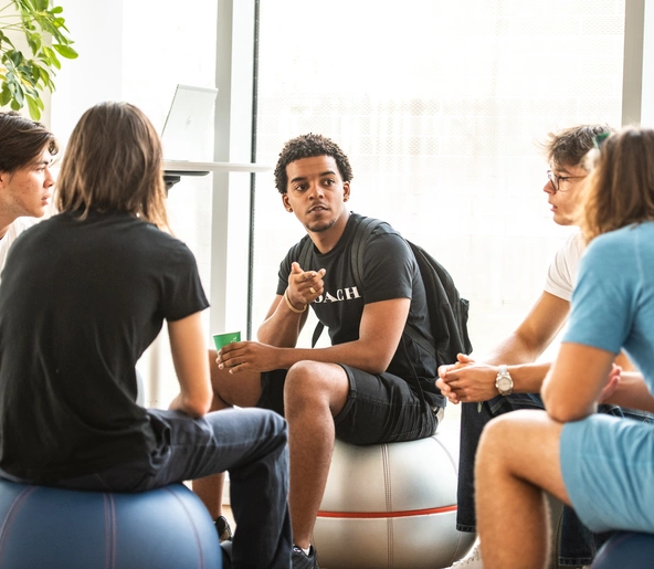 Journée portes ouvertes étudiant en discussion