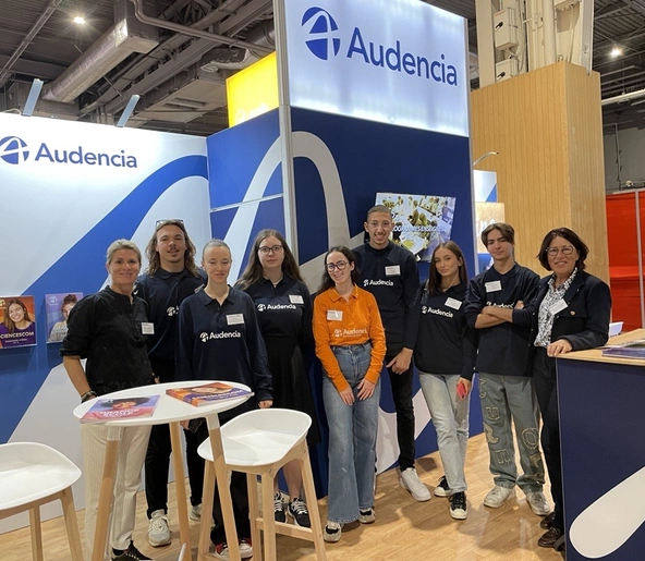 Groupes d'étudiants et membres d'Audencia lors d'un salon