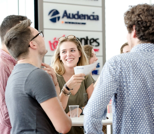 Des étudiants SciencesCom discutant au Mediacampus