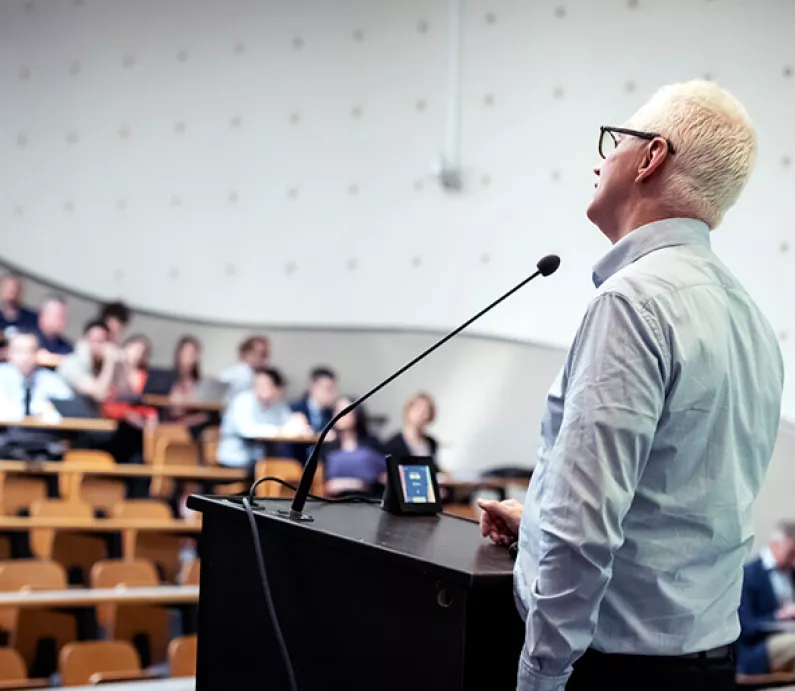 Audencia - Speaker presenting his lecture in an amphitheatre